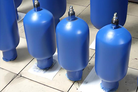 蓄能器出現(xiàn)油箱噴油的現(xiàn)象，如何解決？